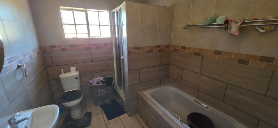 4 Bedroom Property for Sale in Kannoniers Park North West